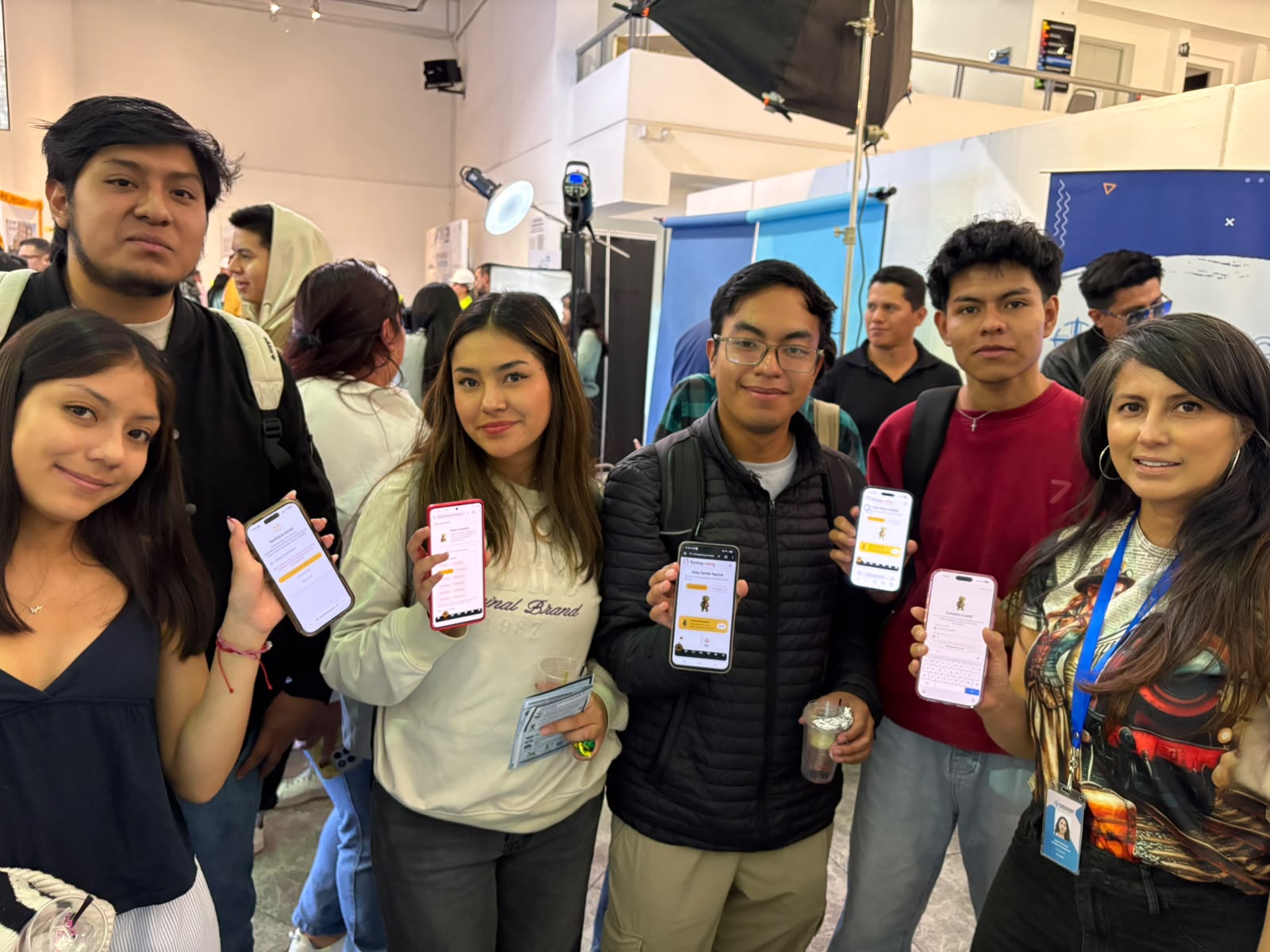 Participantes mostrando TestingAsking en sus teléfonos