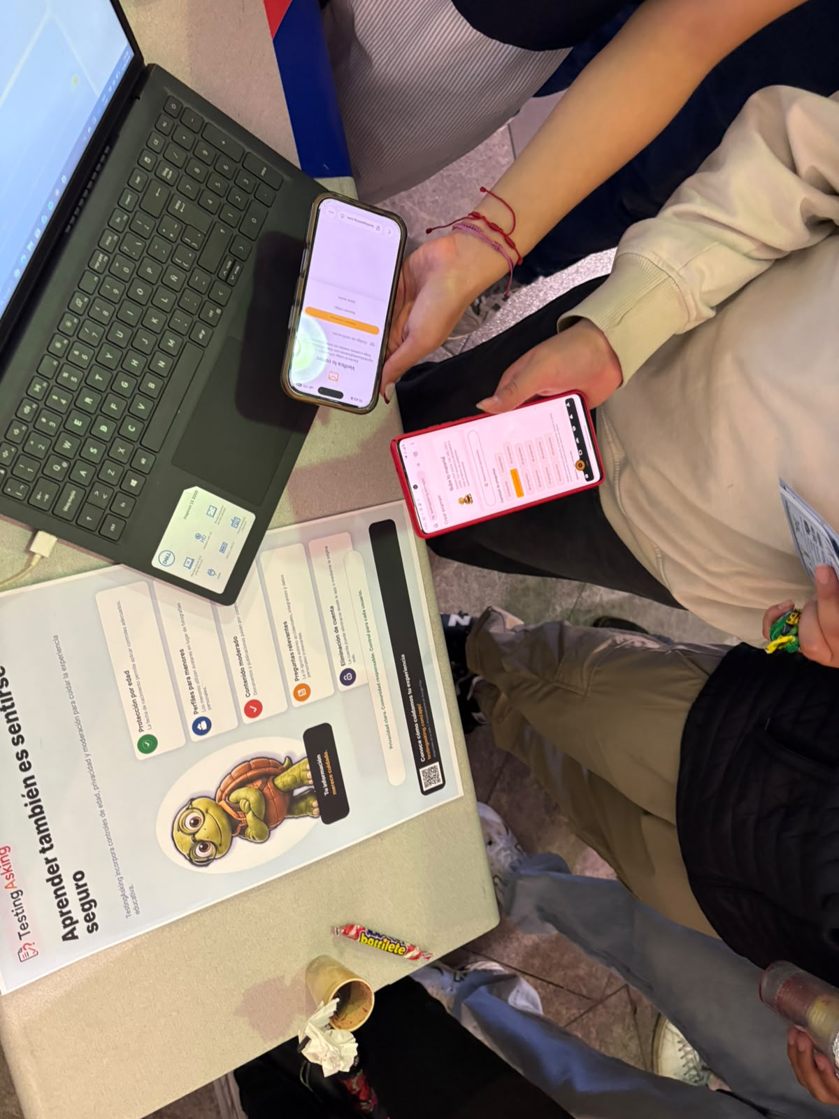 Participantes probando la app en sus teléfonos