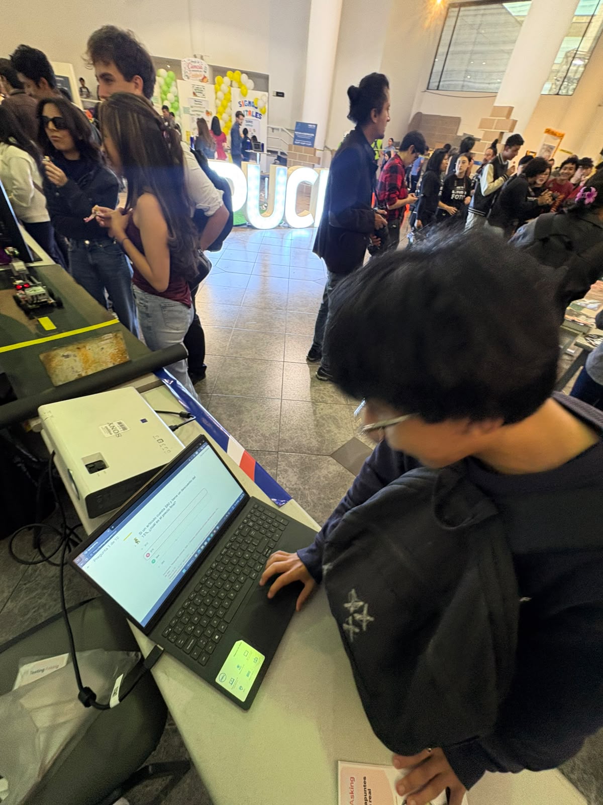 Participante practicando en una laptop